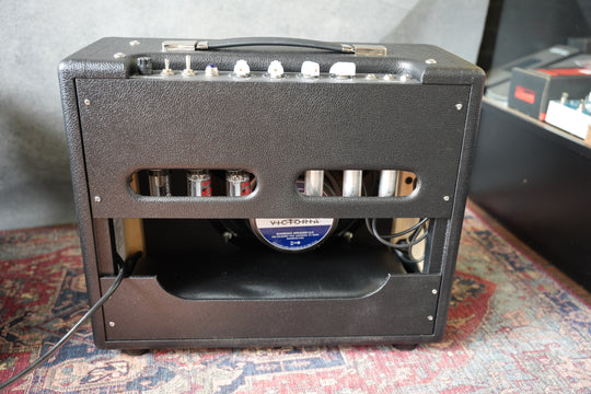 VICTORIA AMPS CLUB DELUXE by VICTORIA AMPS