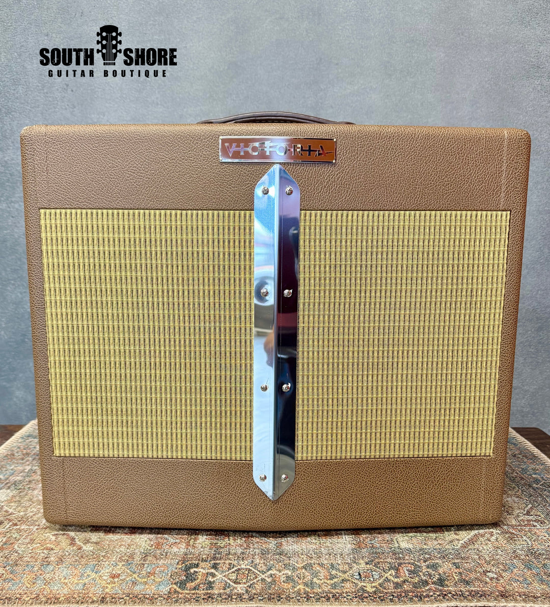 Victoria Amplifiers Club Deluxe 2x10 V-Front – Cocoa Levant Tolex / Wheat Grill by VICTORIA AMPS