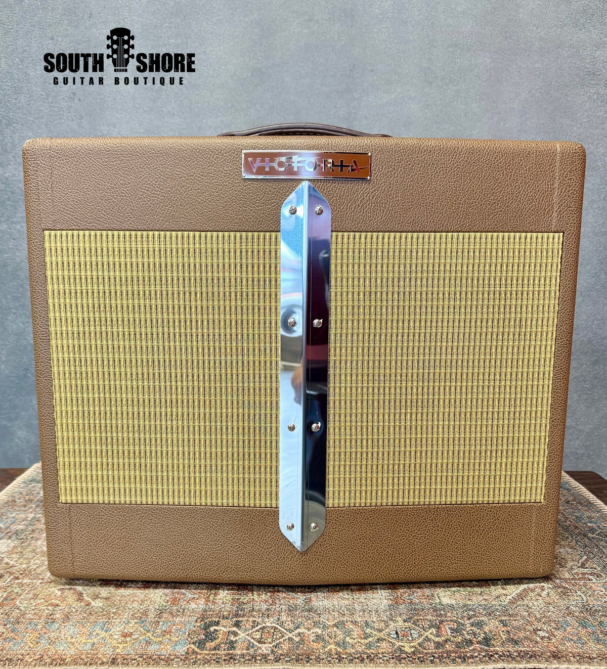 Victoria Amplifiers Club Deluxe 2x10 V-Front – Cocoa Levant Tolex / Wheat Grill by VICTORIA AMPS