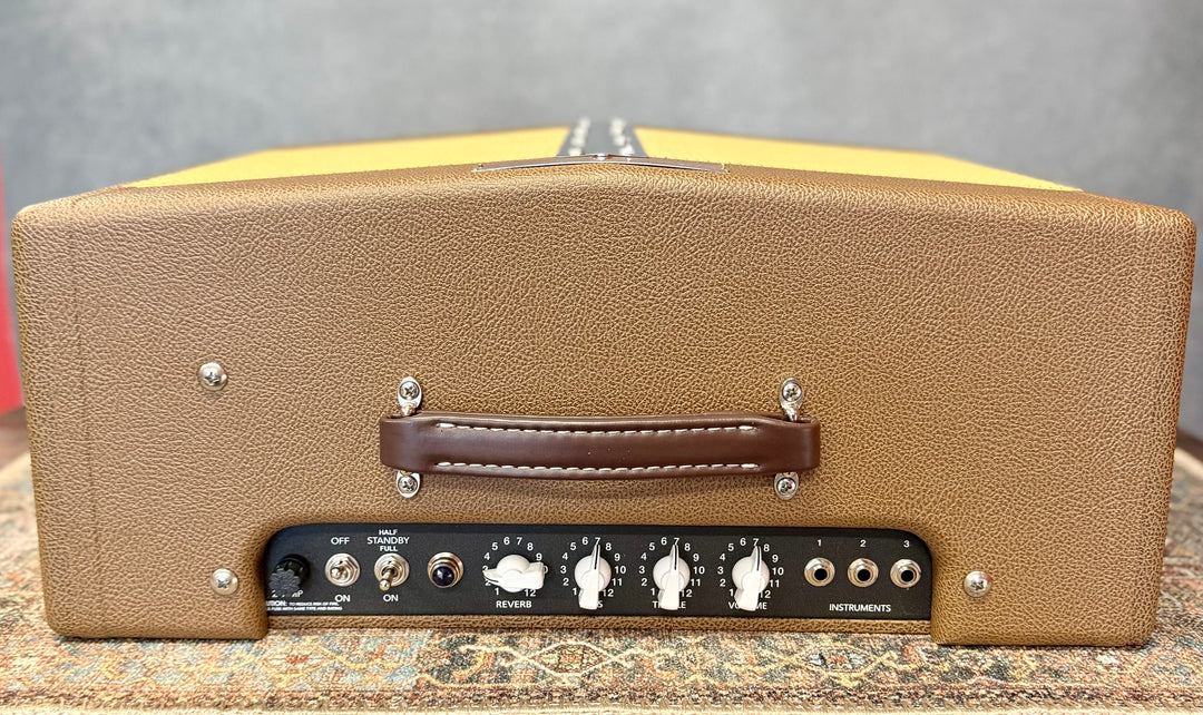Victoria Amplifiers Club Deluxe 2x10 V-Front – Cocoa Levant Tolex / Wheat Grill by VICTORIA AMPS