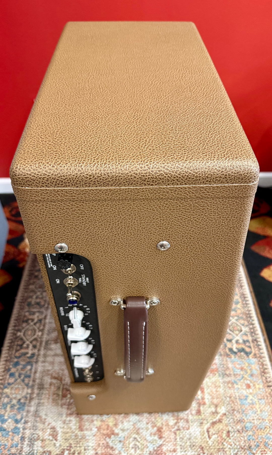 Victoria Amplifiers Club Deluxe 2x10 V-Front – Cocoa Levant Tolex / Wheat Grill by VICTORIA AMPS