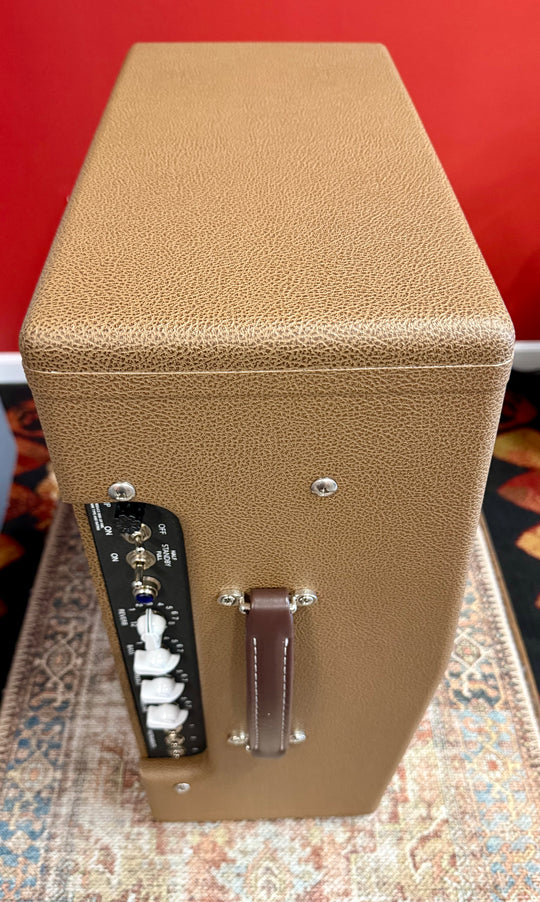 Victoria Amplifiers Club Deluxe 2x10 V-Front – Cocoa Levant Tolex / Wheat Grill by VICTORIA AMPS
