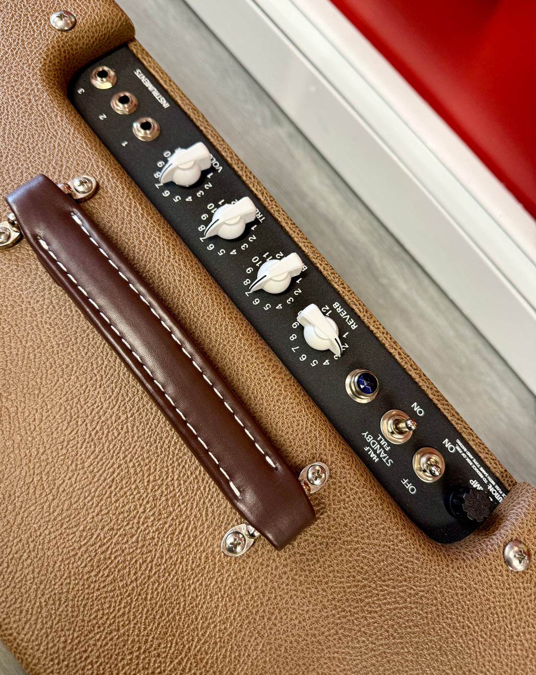 Victoria Amplifiers Club Deluxe 2x10 V-Front – Cocoa Levant Tolex / Wheat Grill by VICTORIA AMPS