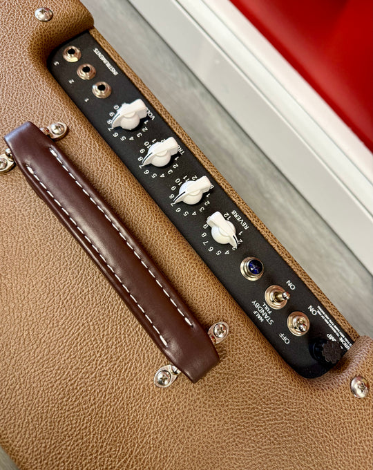Victoria Amplifiers Club Deluxe 2x10 V-Front – Cocoa Levant Tolex / Wheat Grill by VICTORIA AMPS