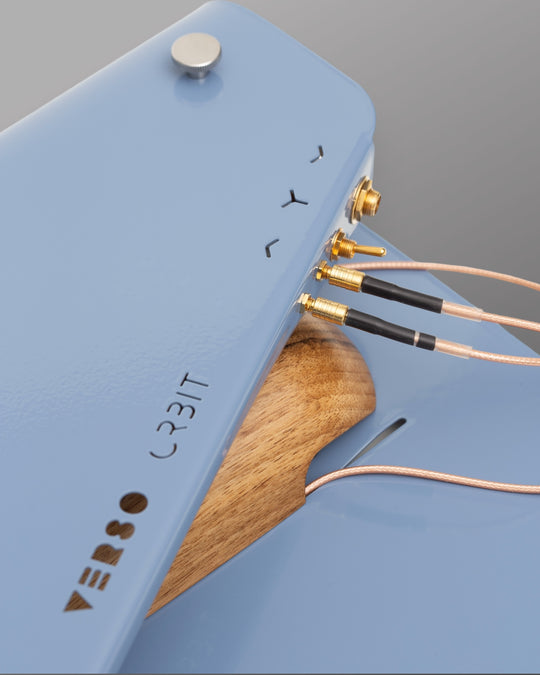 Verso Orbit Baritone 2024. - Dove Blue / Walnut - Sheet Metal Body w/ freely adjustable Magnetic Pickups SC1 Neck & HB2 Bridge - NEW. (Authorized Dealer)